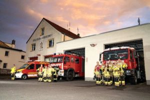 Die Kameraden der Einsatzabteilung der Ortsfeuerwehr Regis-Breitingen mit den Einsatzfahrzeugen vor dem Gerätehaus im Jahr 2019.