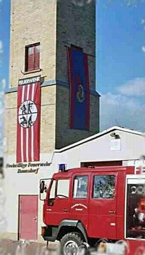 Das LF 8/6 der Ortsfeuerwehr Ramsdorf vor dem Gerätehaus mit Schlauchturm.